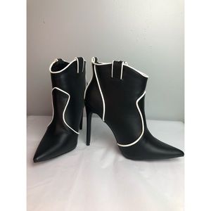 VENUS pointy toe ankle booties
